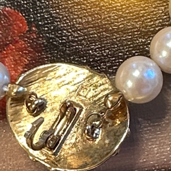 Elegant Avon Gold & Faux Pearl Enhancer closure on faux Pearl Necklace - Picture 2 of 8